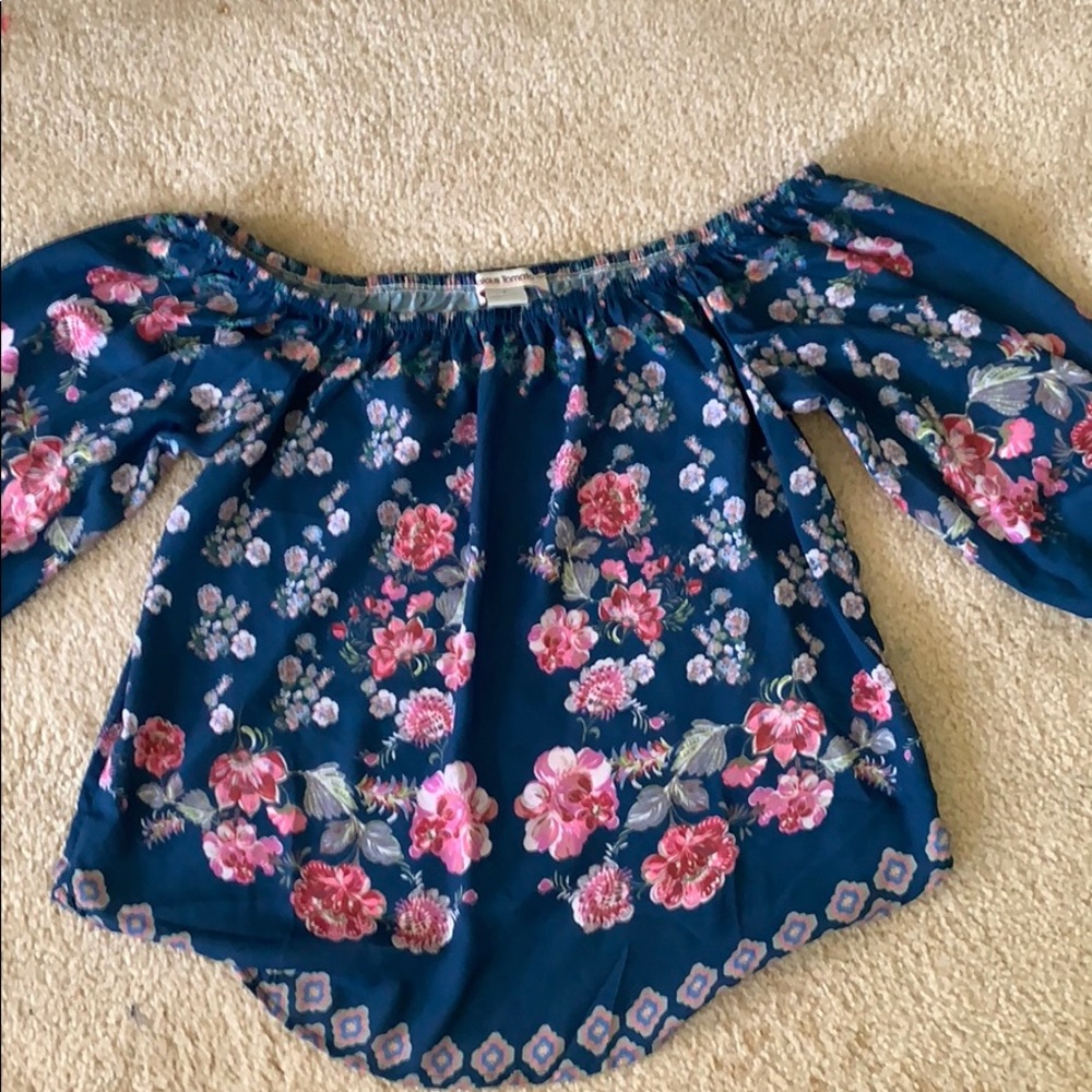 Super cute off the shoulder floral shirt!